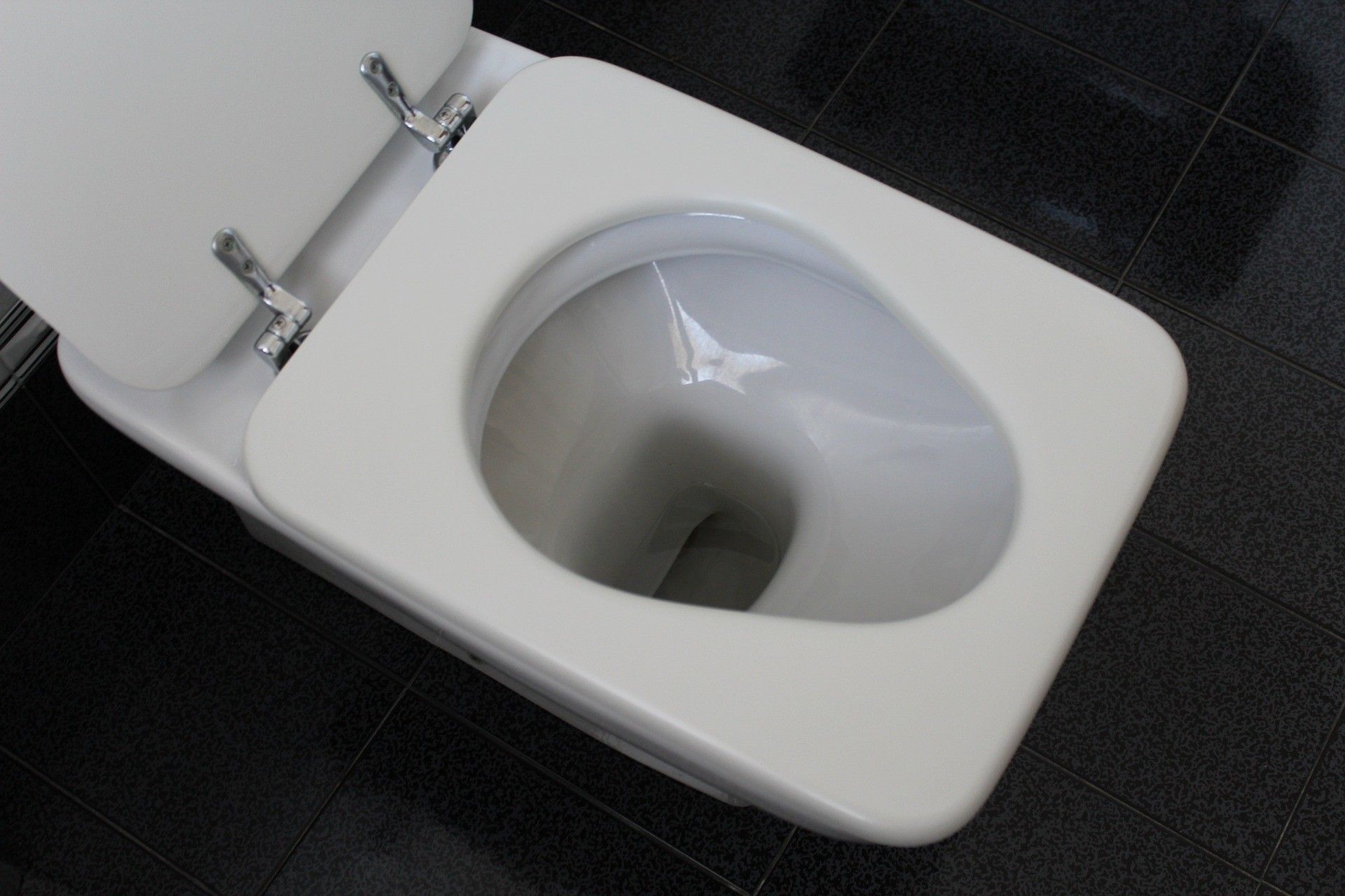 Stručnjaci otkrili jednostavan trik za ukloniti kamenac iz WC školjke